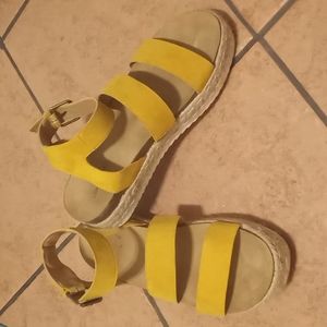 Universal Thread women's size 9.5 mustard yellow sandals